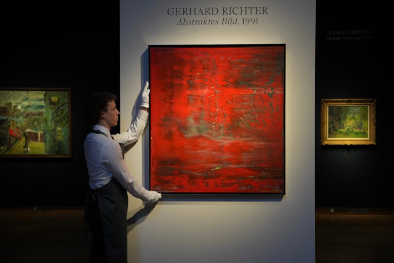 Das Gemälde „Abstraktes Bild“ des deutschen Künstlers Gerhard Richter wird im Auktionshaus Christie's ausgestellt