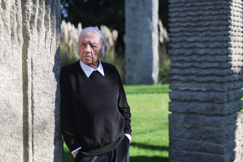 Heinz Mack, Bildhauer und Maler, steht in seinem Garten an Skulpturen. Am 8. März wird der Mitbegründer der avantgardistischen ZERO-Künstlergruppe 95 Jahre alt