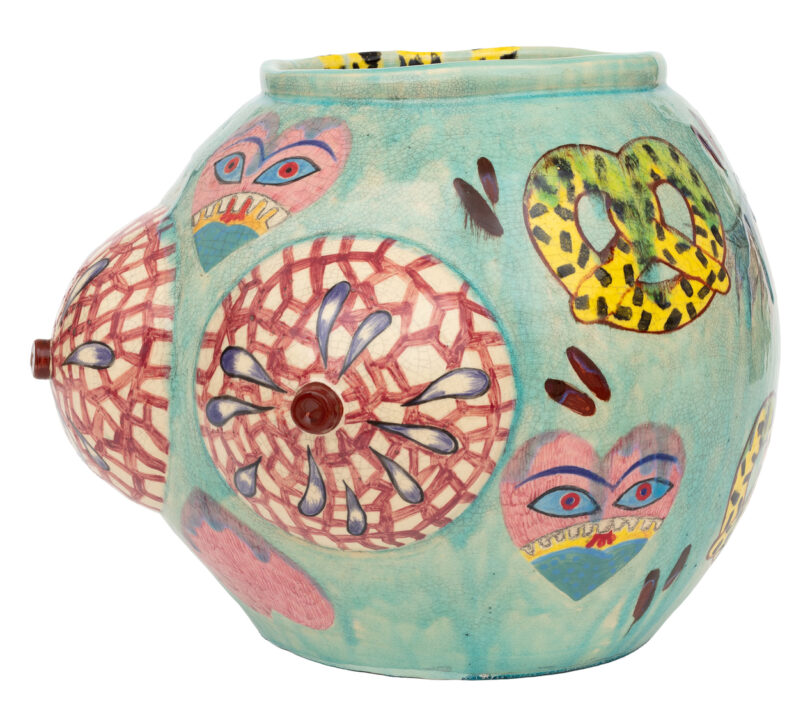 Die Vase „Boobs“ von Nadira Husain