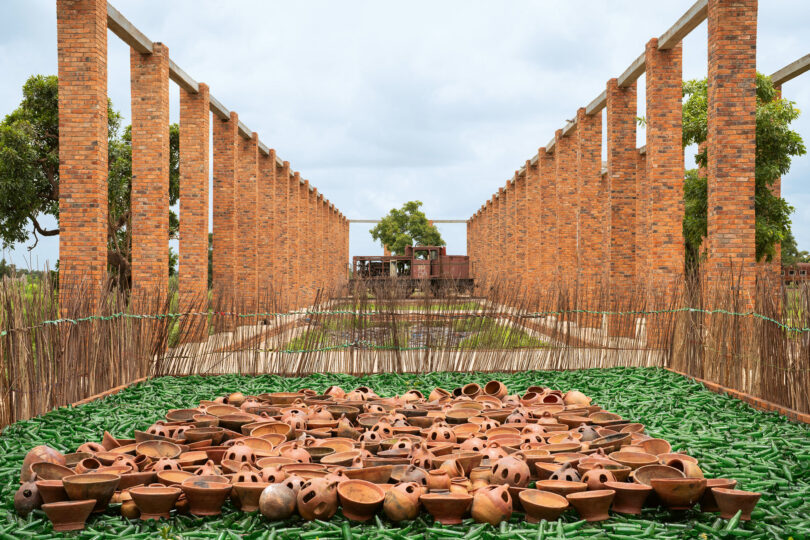 „A Shea Garden“ von Ibrahim Mahama in Venedig