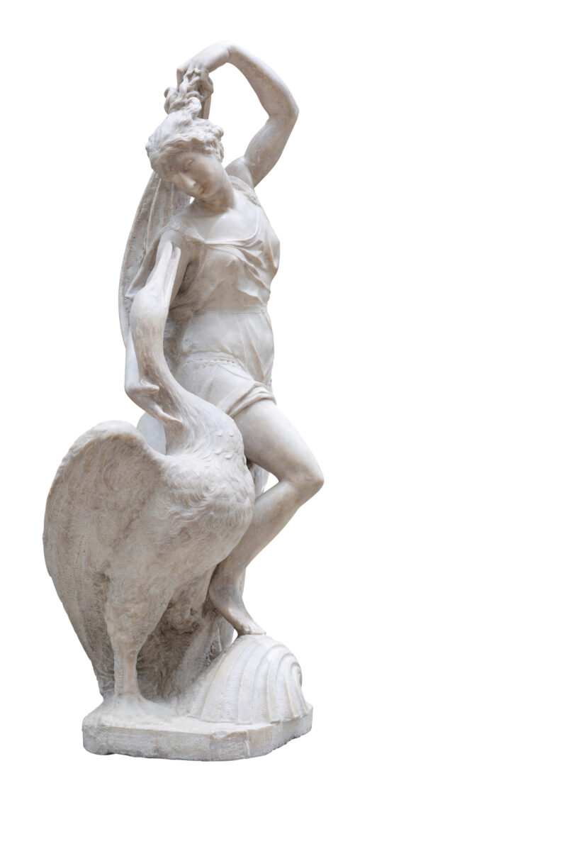 Leda und der Schwan, die Statue einer Frau, die mit der einen Hand ein Tuch hält und mit der anderen einen Schwan neben sich streichelt.