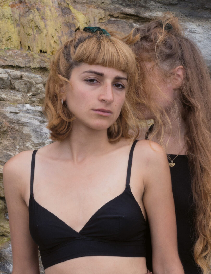 Auf der Fotografie von Cihan Çakmak ist ein junges Mädchen im Bikini-Oberteil zu sehen.