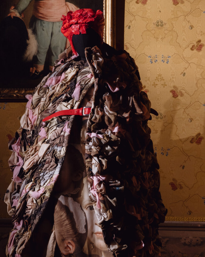 Aus der Frühlings/Sommer Kollektion von Comme des Garçons 2024 mit einem Kopfschmuck von Julien d'Ys Courtesy of Comme des Garçons. © Matteo de Mayda