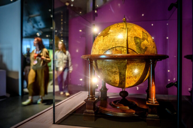 „BIGGER PICTURE“ in der Ausstellung: Connected worlds of Bruges 900-1550. © Kunsthalle BRUSK, Dijver 12, Brügge, www.visitbruges.be