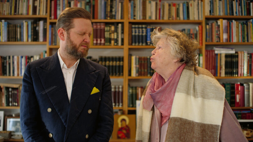 Auf dem Foto sieht man Kjartansson und seine Mutter, die auf ihn spuckt