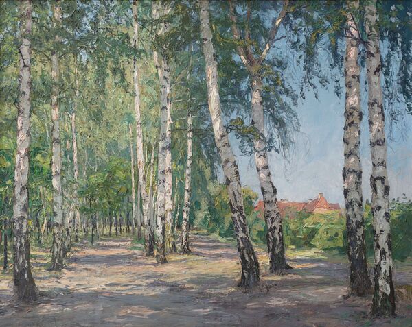Auf dem Gemälde von Otto Altenkirch ist ein Birkenweg und blauer Himmel zu sehen
