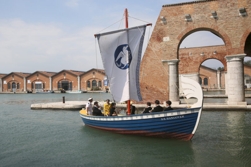Ein Foto von Kjartanssons Performance in Venedig auf dem ein Segelboot zu sehen ist, das durch Venedig fährt