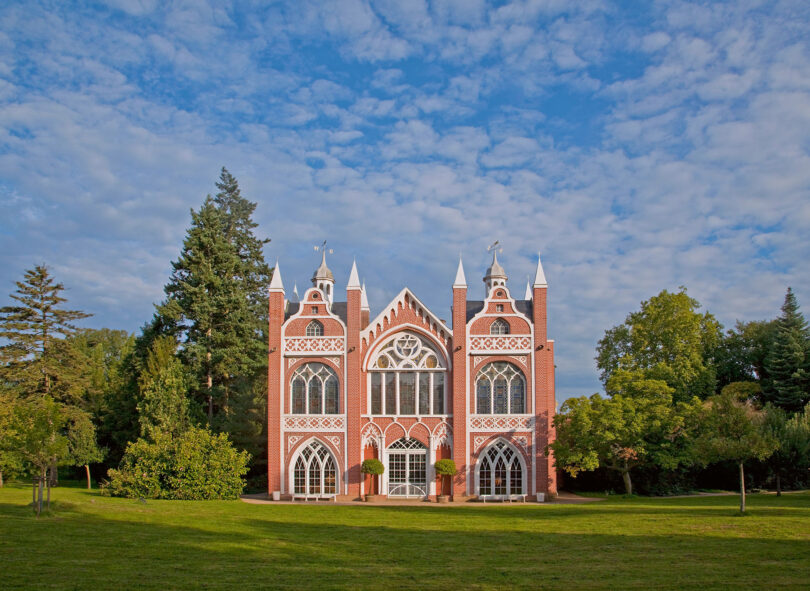 Das Gotische Haus steht seit 1773 im Wörlitzer Park. Es hat eine rot-weiße Fassade