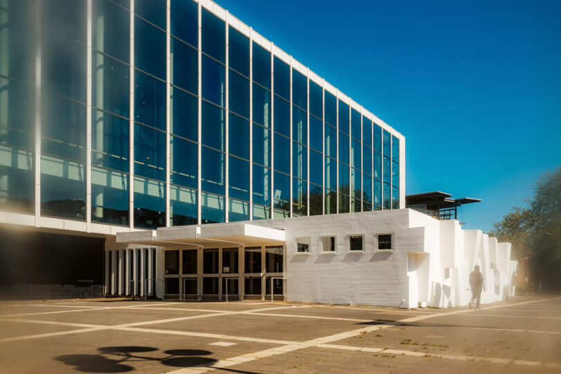 Robert Adams schuf das Relief am Eingang des Baus von 1959, der eine große Glasfront hat