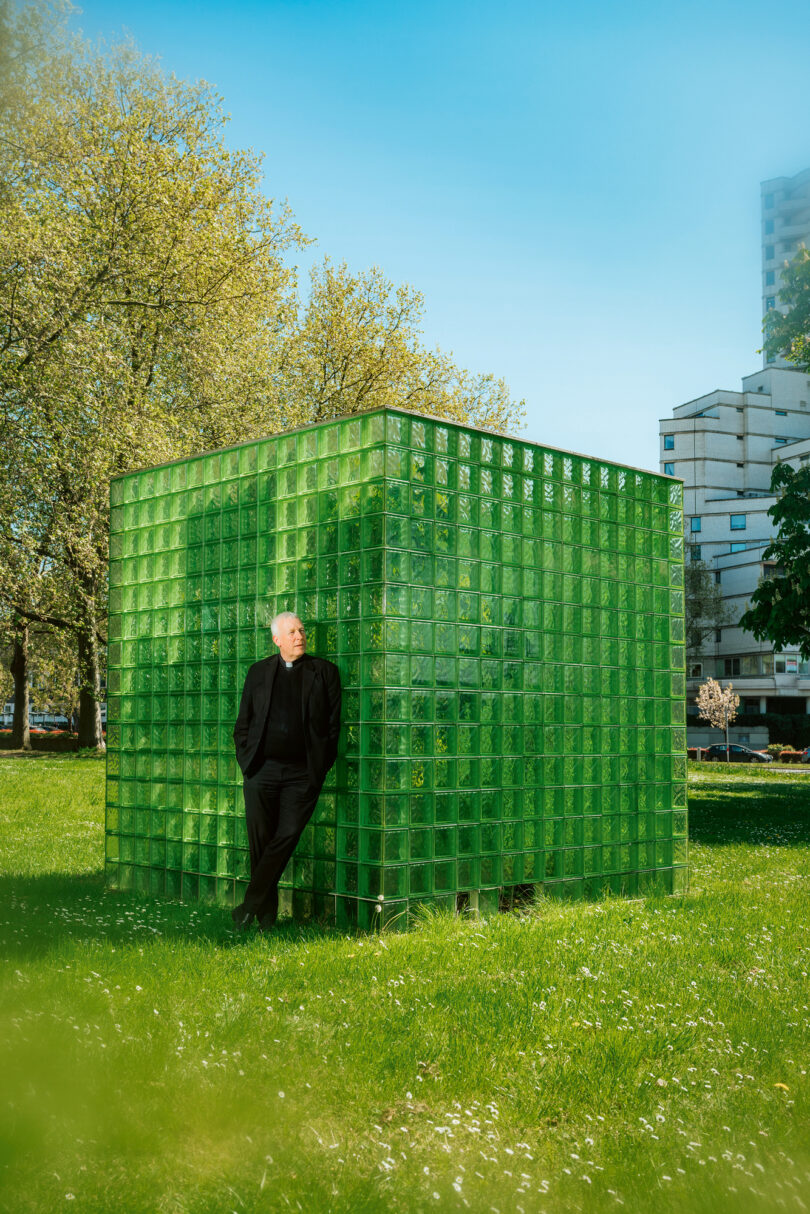 Propst Markus Pottbäcker vor Hermann J. Kassels Skulptur „Energie-Transformater Licht-Grün“ auf dem Gelände des Musiktheaters