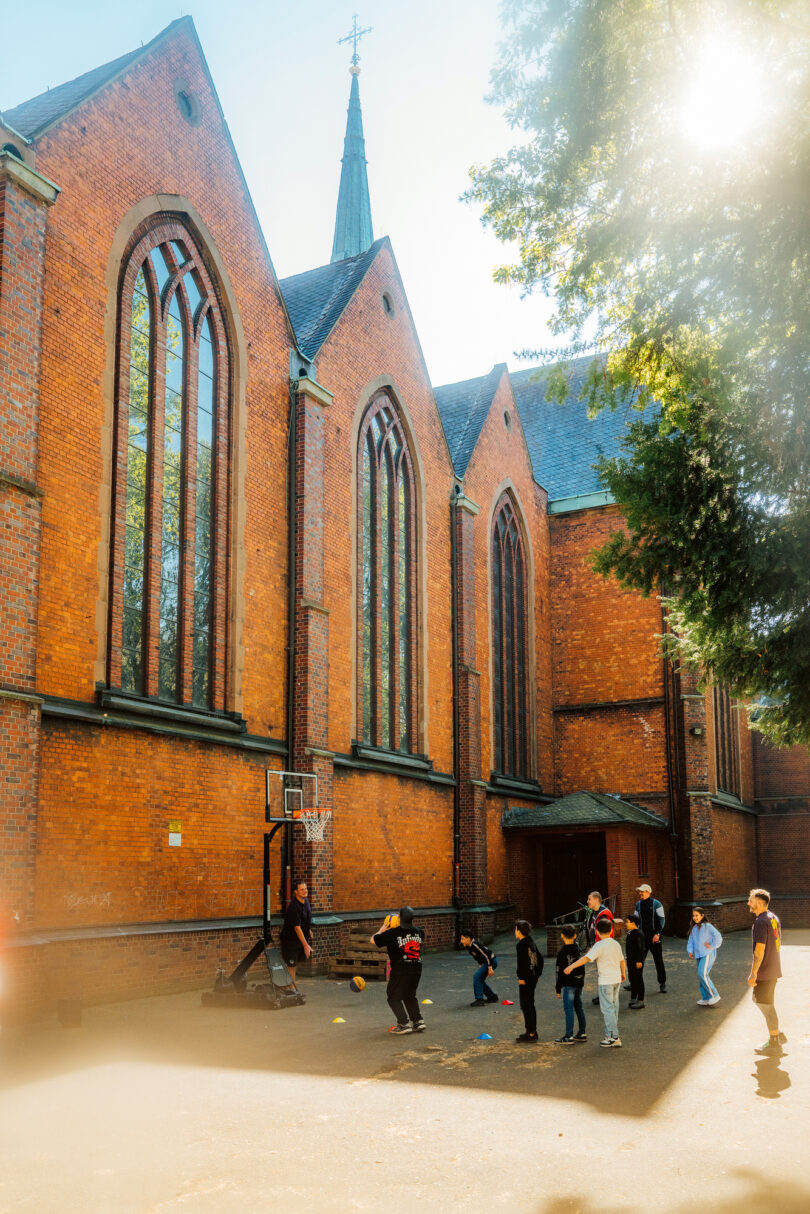 Die Ballerz-Kinder trainieren vor der Josefkirche aus Backstein in der Gelsenkirchen-Ückendorf, hier hat die Manifest Quartier bezogen