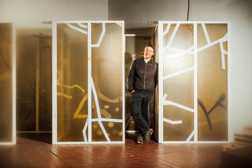 Emil Walde in seinem Düsseldorfer Atelier zwischen alten Fenstern des Duisburger Hauptbahnhofs