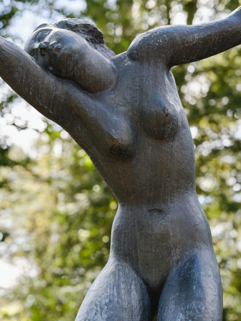 Ein Detail von einer Skulptur von Georg Kolbe