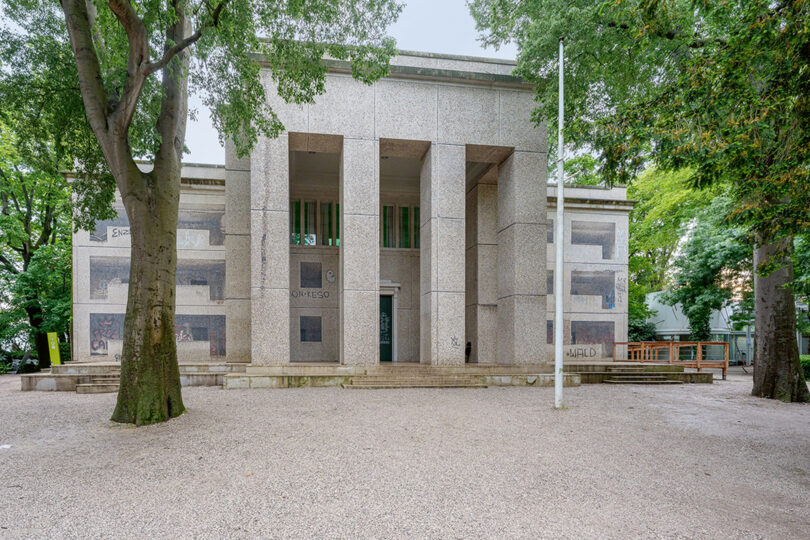 Plattenbau statt Pracht: Sung Tieus großes Mosaik-Trugbild an der Fassade des Deutschen Pavillons.