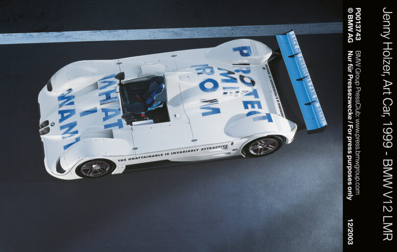 Weißer Rennwagen mit blauer Aufschrift