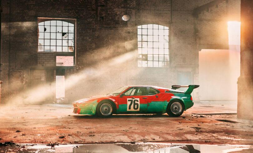BMW designt von Andy Warhol in Grün und Rot mit Nummer 76