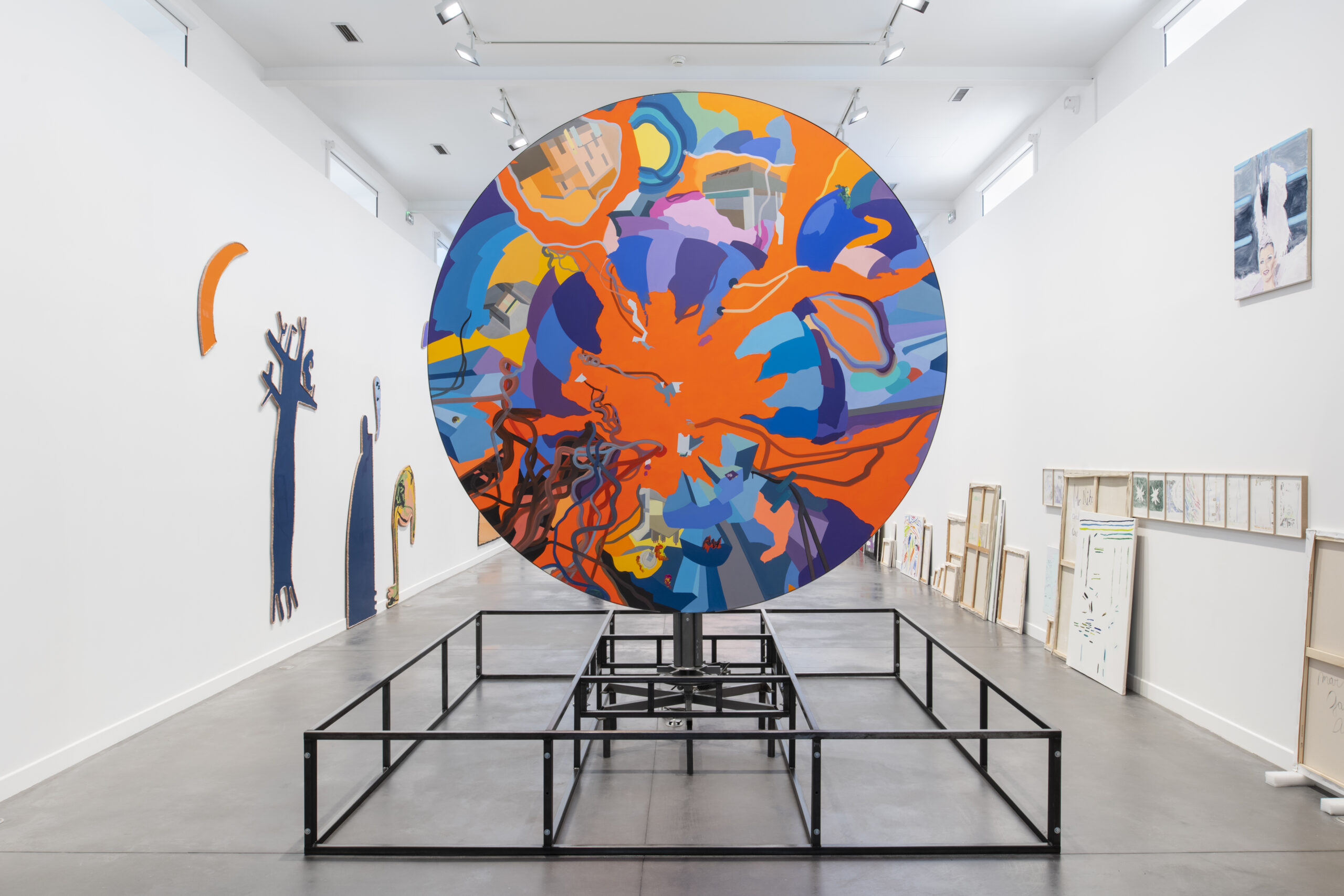 Installationsansicht eines zeitgenössischen Kunstwerkes mit Orange und Blau