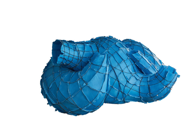 Organische Skulptur in leuchtendem Blau