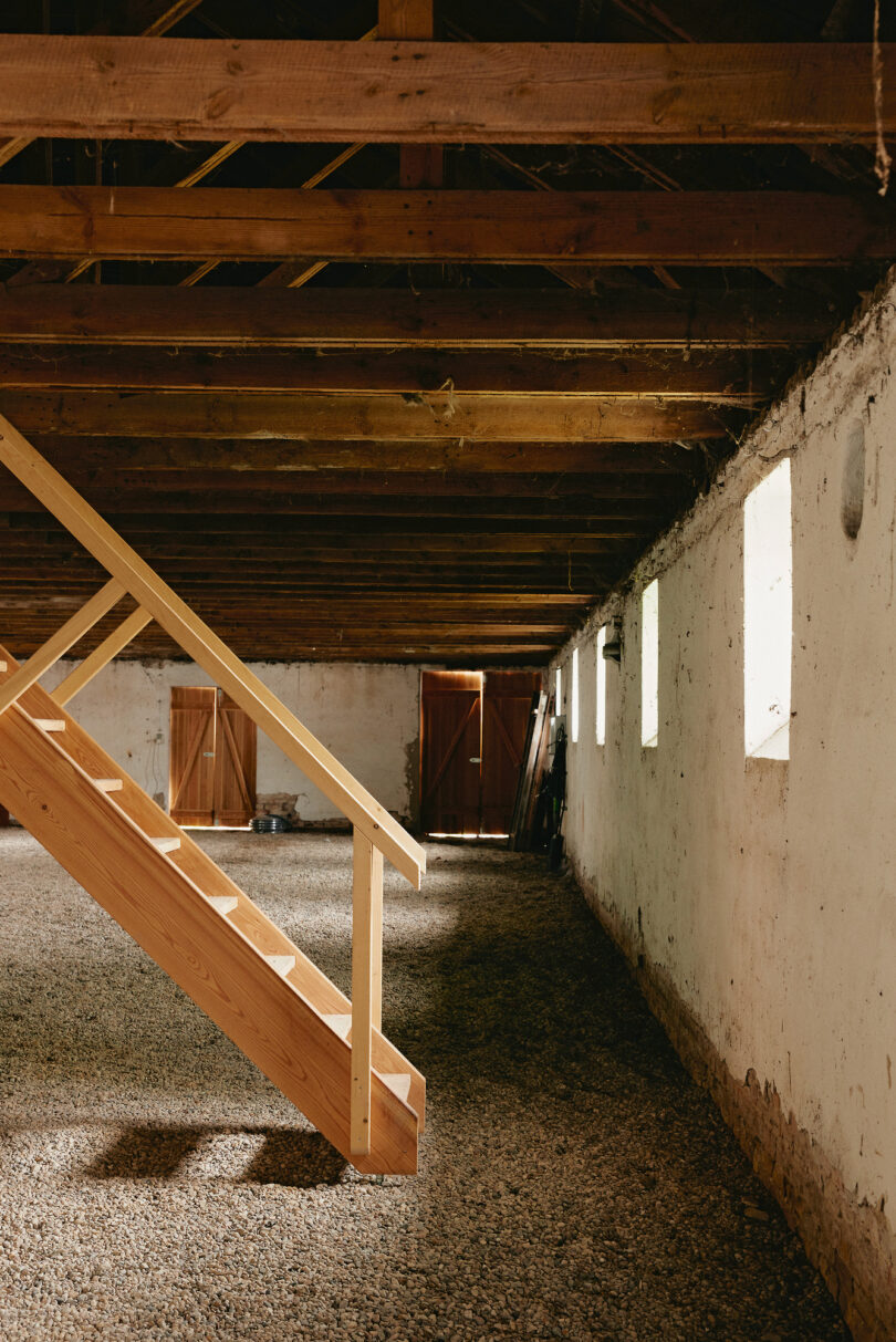 Im ehemaligen Schweinestall, Innenraum mit Holzgewölbe und Holztreppe.