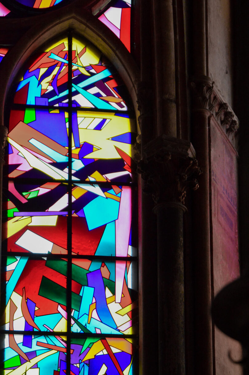 Bunte Glaß Fenster der Kathedrale in Reims.