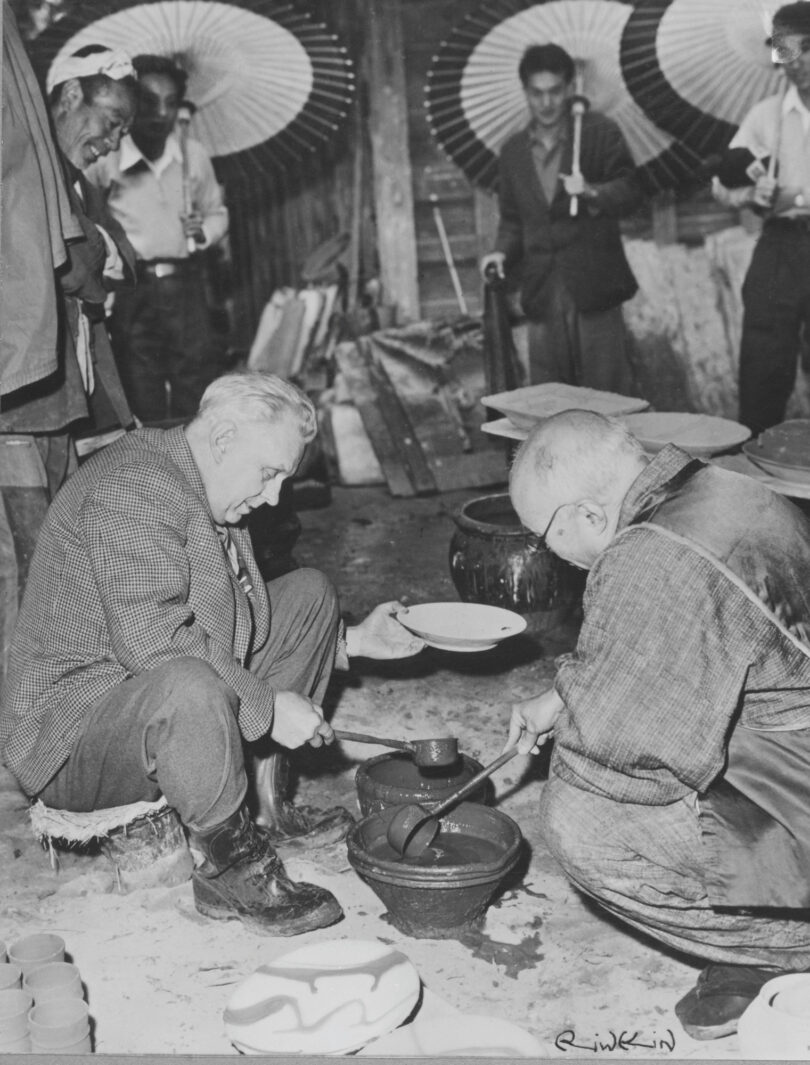 Ein Foto von Wilhelm Kåge (li) und Shōji Hamada (re.) in der Töpferwerkstatt