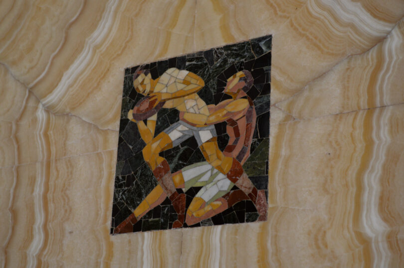 Mosaik stellt zwei Rugby Spielende Männer dar.
