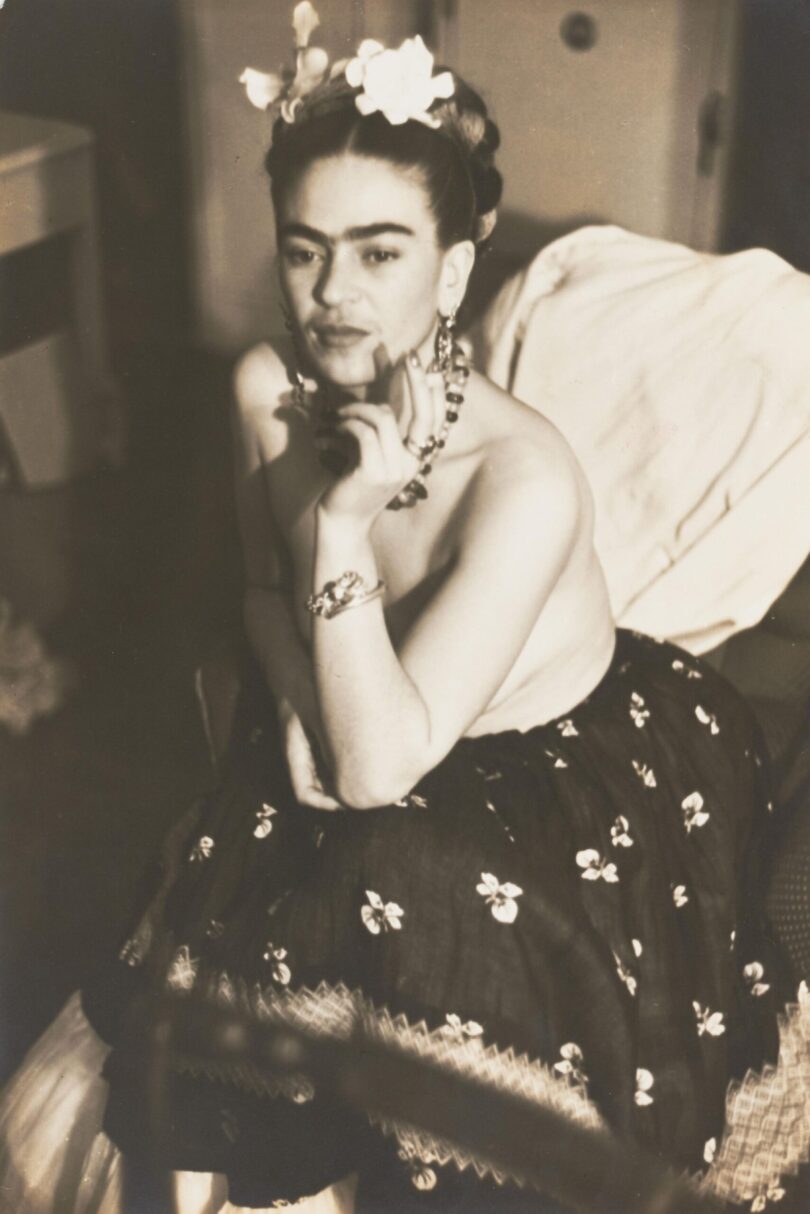 Fotografie von Frida Kahlo mit Blumenschmuck im Haar.