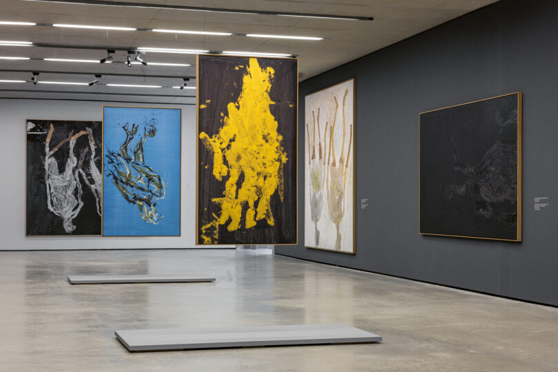 Eine Ausstellungsansicht aus dem Museum der Moderne mit Arbeiten von Georg Baselitz