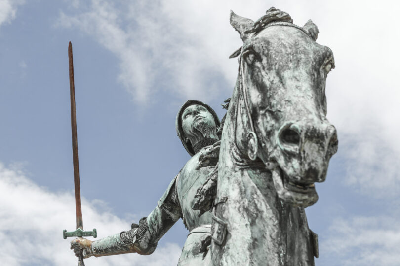 Bronze Statur von Jeanne d’Arc mit Schwert in der Hand auf einem Pferd sitzend