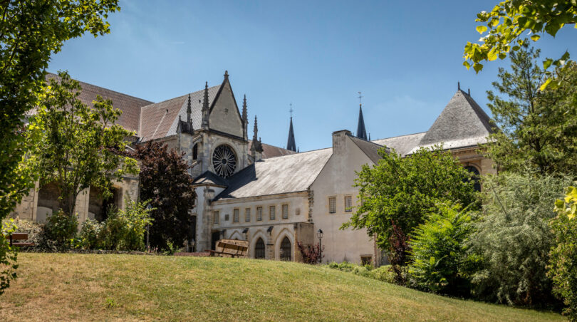 Außenansicht der Basilique Saint Remi mit Garten