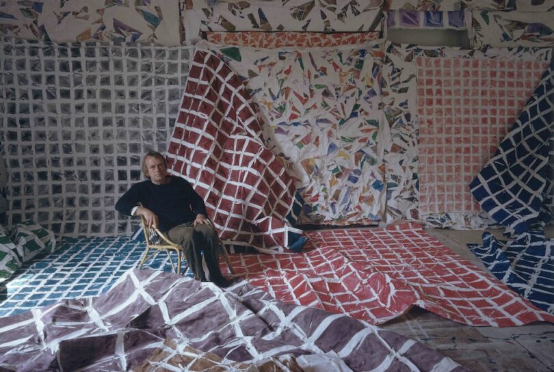 Der Künstler Simon Hantai in seinem Atelier umgeben von Gemälden.