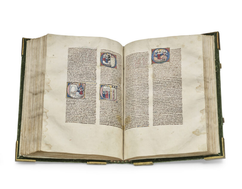 Ein aufgeschlagenes altes Buch
