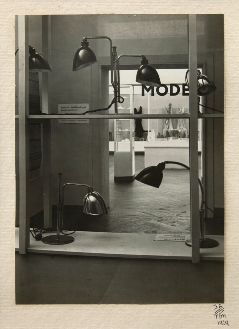 Auf der schwarz-weiß Fotografie sieht man Lampen von Christian Dell in einem Schaufenster