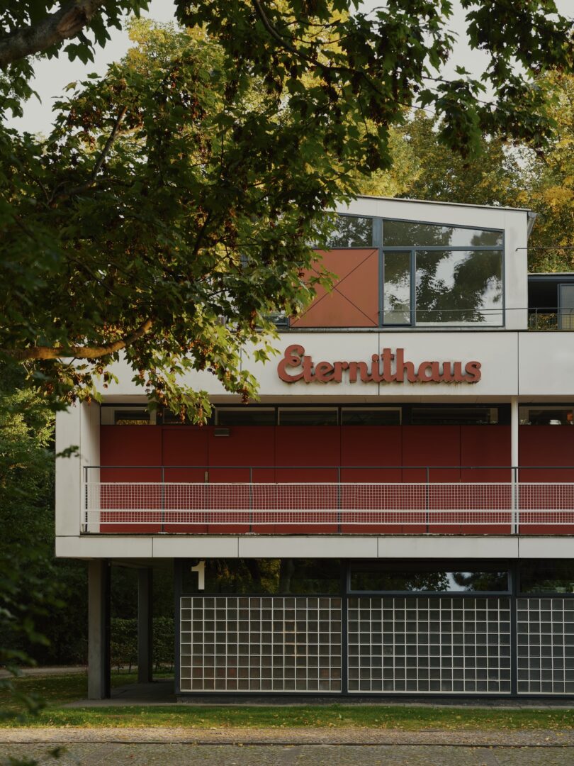 Eine Außenansicht eines modernen Hauses in Grünen