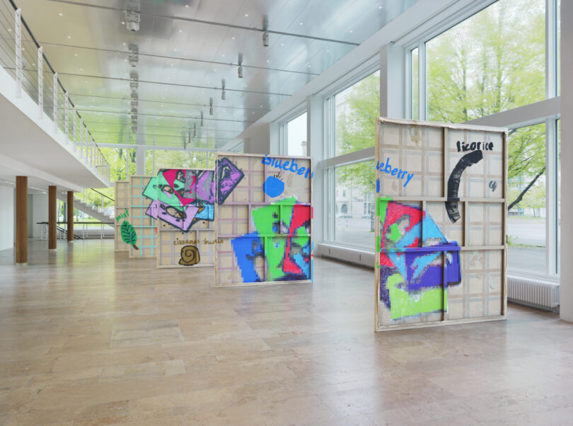Installationsansicht mit großformatigen Gemälden, zentral in einem Ausstellungsraum positioniert