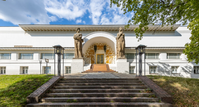 Außenansicht und Zugang zum Ernst Ludwig-Haus