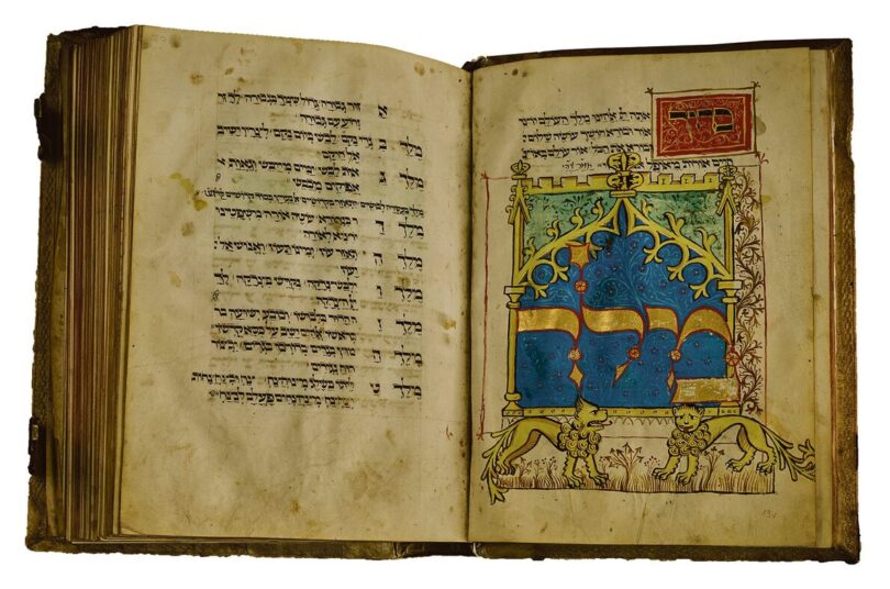 Doppelseite eines Buches mit Schriftzügen und Bemalung