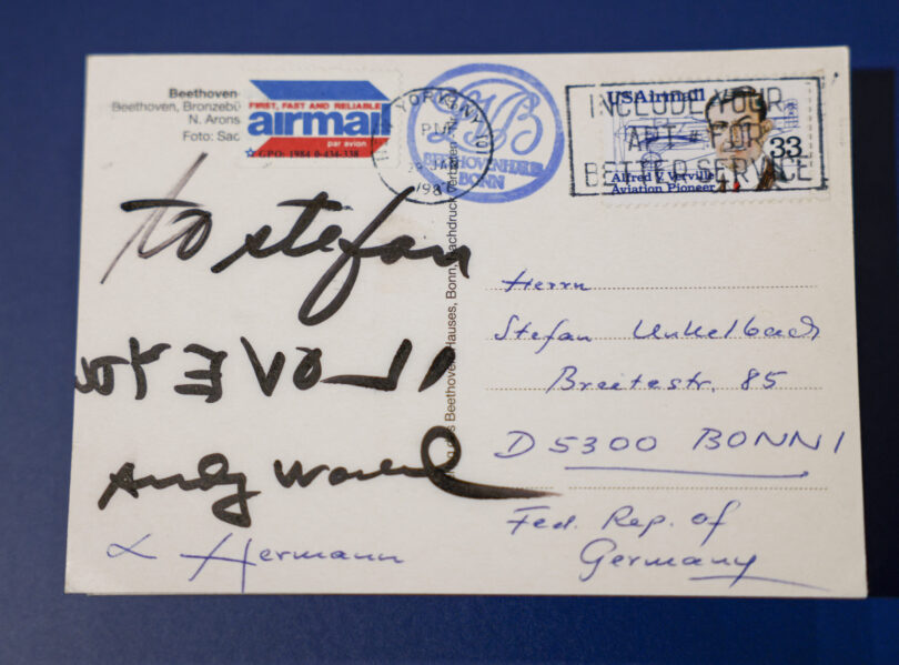 Eine Postkarte, abgestempelt in New York mit handschriftlicher Widmung von dem Pop-Artkünstler Andy Warhol und dem Galeristen Hermann Wünsche.