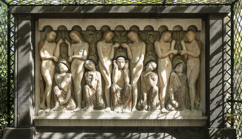 Steinrelief im Platanenhain auf der Mathildenhöhe Darmstadt
