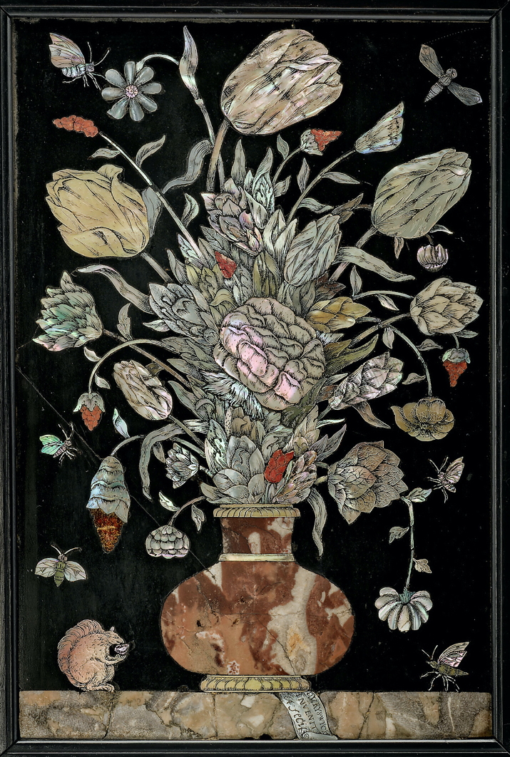 Blumenstillleben mit Eichhörnchen und Insekten, gravierte Schiefertafel, Einlagen aus Perlmutt, Bein und Stein