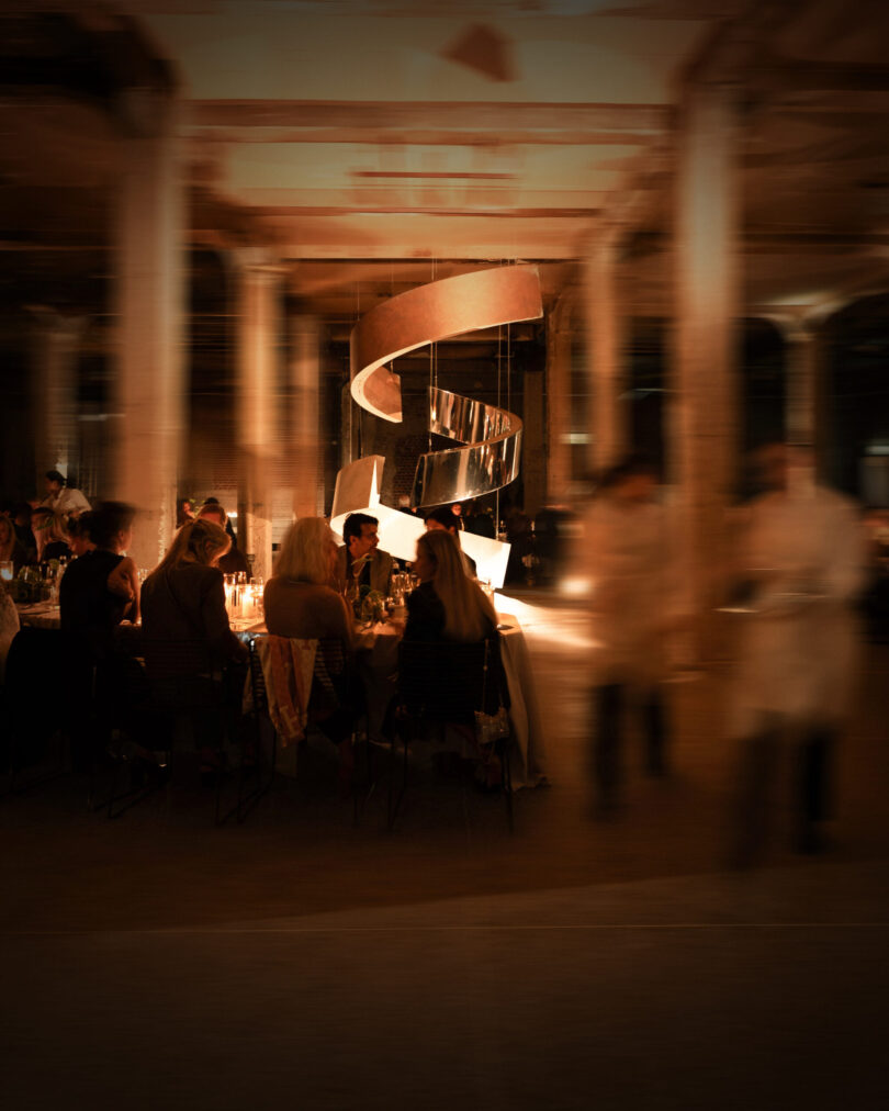 Candle-Light-Dinner vor beleuchteter Installation