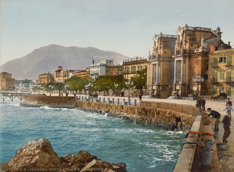 Historisches Bild der Promenade Palermos, an sie grenzt das türkise rauschende Meer