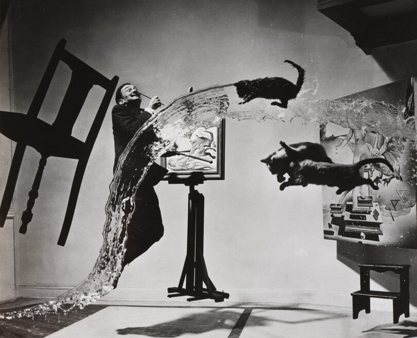 Surrealistische schwarz-weiß Fotografie in der Möbel, Katzen, ein Wasserstrahl sowie der Maler Salvador Dalí durch den Raum schweben.