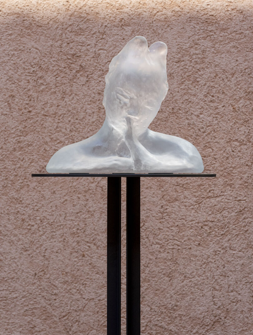 Eine Skulptur aus Glas von Leiko Ikemura