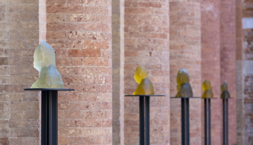 Skulptur aus Glas von Leiko Ikemura stehen in einer Säulenhalle